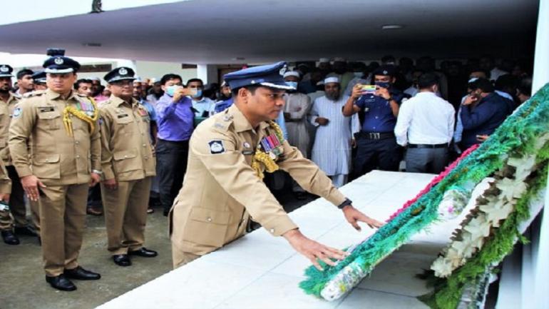 জাতীয় শোক দিবস উপলক্ষে ভোলায় পুলিশের শ্রদ্ধা নিবেদন