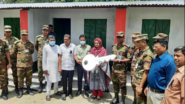 বড়াইগ্রামে সেনাবাহিনী নির্মিত আশ্রয়ণের ঘর হস্তান্তর