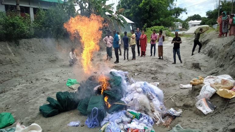 কালকিনিতে ভ্রাম্যমান আলাদতের অভিযানে দূয়ারী জাল ও কারেন্ট জাল ধ্বংস