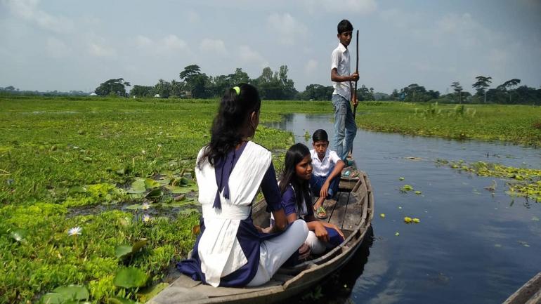 কালকিনিতে ছাত্র-ছাত্রীদের স্কুলে যাওয়ার একমাত্র ভরসা নৌকা