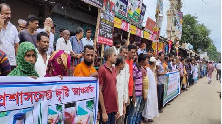 সন্ত্রাসীকে গ্রেফতার না করায় ব্যবসায়ীদের স্বতঃস্ফূর্ত মানববন্ধন ও বিক্ষোভ