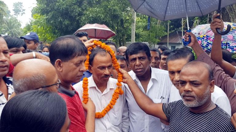 নড়াইলের মির্জাপুর কলেজের লাঞ্ছিত অধ্যক্ষ স্বপন কুমারকে ফুল দিয়ে বরণ