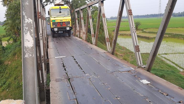 জয়পুরহাটে ঝুঁকিপূর্ণ চার বেইলিব্রিজ জীবনের ঝুঁকি নিয়ে চলাচল করছে শত শত যানবাহন