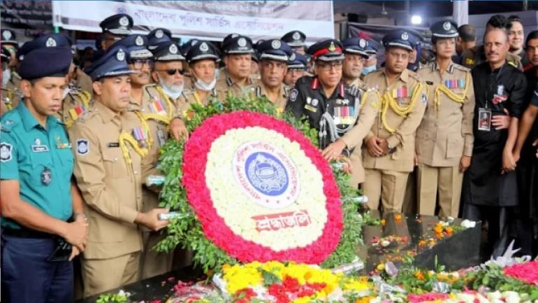 বঙ্গবন্ধুর প্রতিকৃতিতে পুলিশ সার্ভিস অ্যাসোসিয়েশনের শ্রদ্ধা