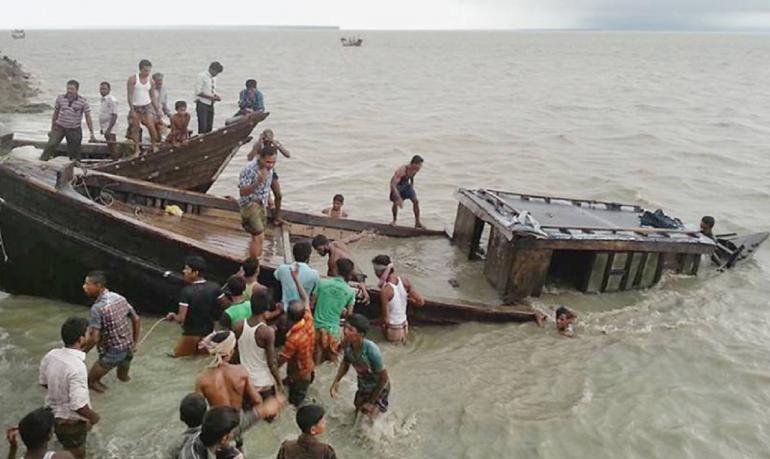 কুষ্টিয়ায় গড়াই নদে নৌকা ডুবি, নিখোঁজ এক