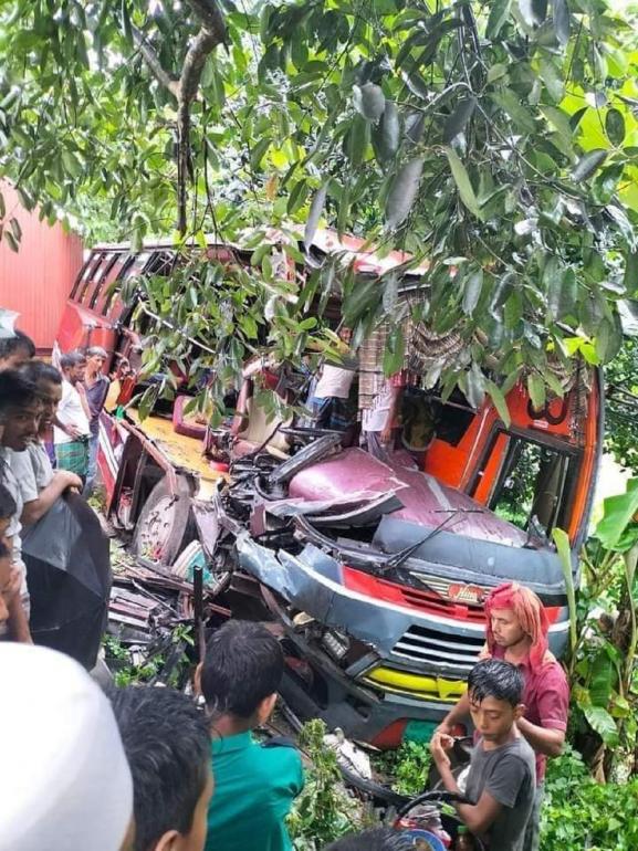 হবিগঞ্জে হাইওয়ে রোডের বাস-কাবার্ড ভ্যান মুখোমুখি সংঘর্ষে নিহত ১ আহত ২০