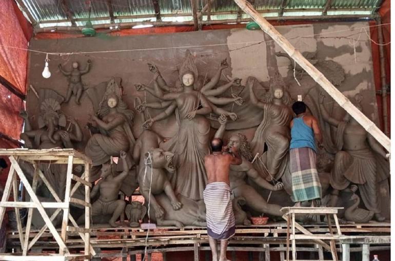 পূজা মন্ডপে শারদীয় দূর্গাপূজার উদযাপনের প্রস্তুতি চলছে