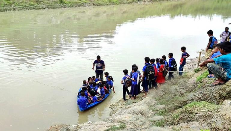 মুরারীপুর সরকারি প্রাথমিক বিদ্যালয় শিক্ষার্থীরা ঝুঁকি নিয়ে নৌকা পার হচ্ছেন