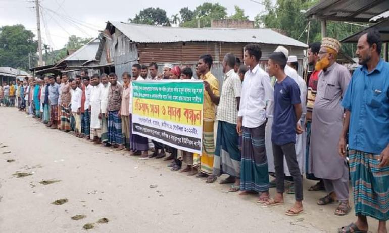 কুড়িগ্রামের এবার গরু চোর গ্রেফতারের দাবীত মানব বন্ধন!