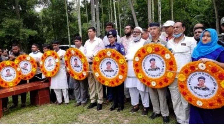 নড়াইলে বীরশ্রেষ্ঠ নূর মোহাম্মদ শেখের স্মৃতিস্তম্ভে পুষ্পমাল্য অর্পণ করেন ডিসি ও এসপি