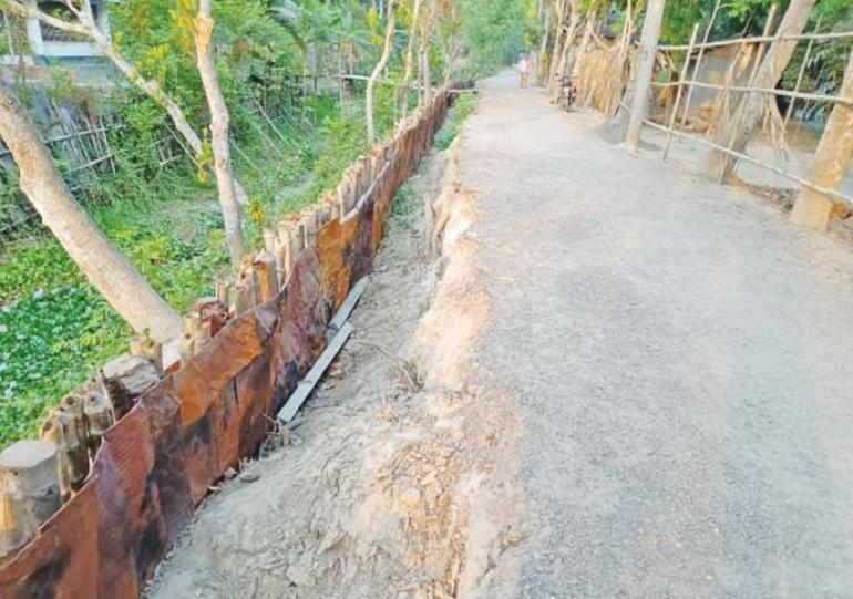 নড়াইলে পাউবোর খাল খনন উপকারের বদলে দুর্ভোগ বেড়েছে বেশি