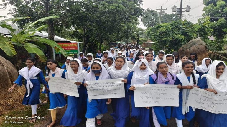 বড়াইগ্রামে শিক্ষক লাঞ্চিত, শিক্ষার্থী-স্বাশিপ এর বিক্ষোভ ও প্রতিবাদ