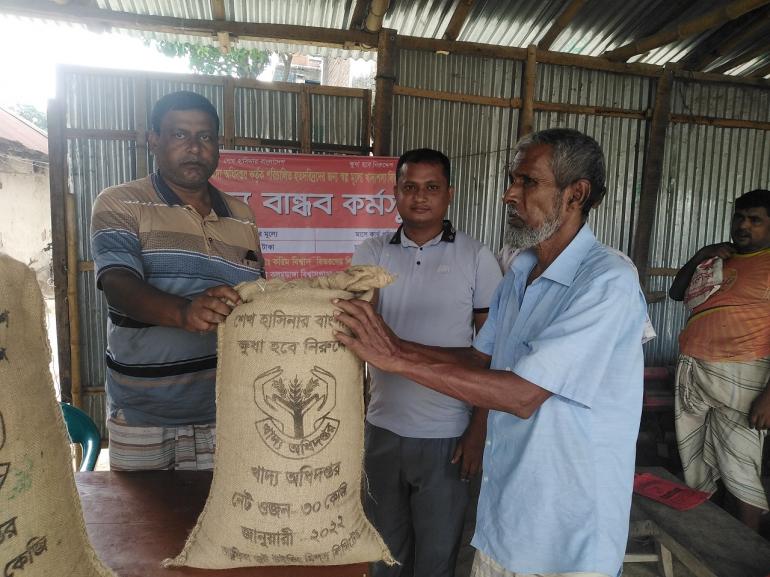 সাপাহারে ডিলারের মাধ্যমে হতদরিদ্রদের মাঝে খাদ্য বান্ধব কর্মসূচির চাল বিতরণ