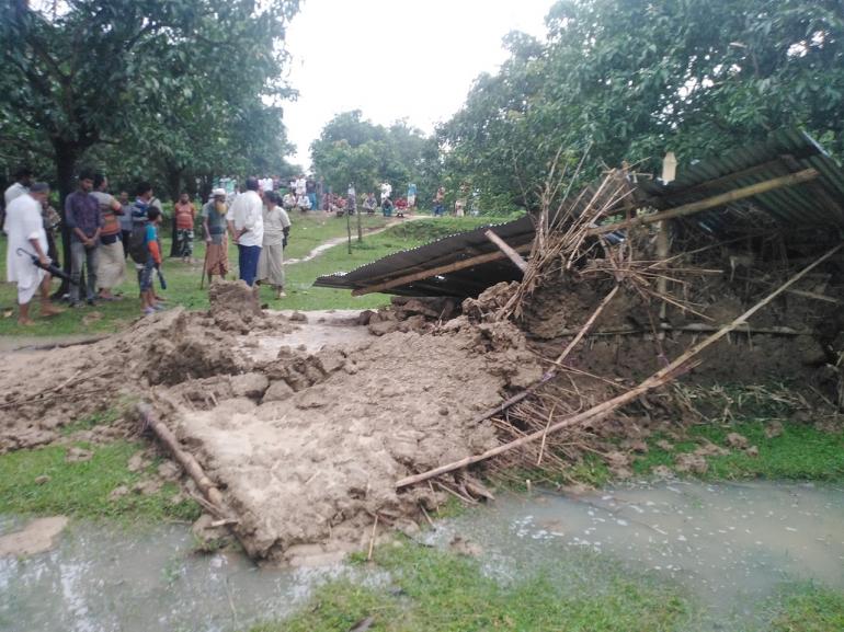 সাপাহারে শত্রুতার জেরে আম বাগানে যোগানী ঘর ভাঙচুর ও মালামাল লুট