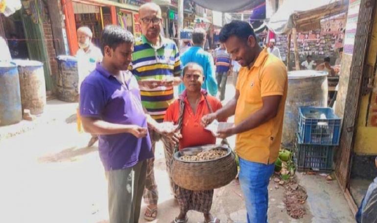 বাদাম বিক্রেতা প্রতিবন্ধী সজীব বিশ্বাস