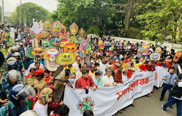 ঢাবিতে উৎসবের আমেজ