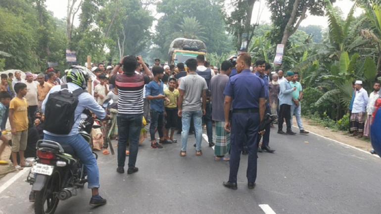 আওয়ামী লীগ নেতাকে পুকুরে ফেলে দেওয়ার ঘটনায় সড়ক অবরোধ