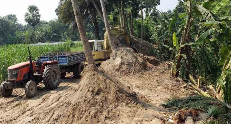 ফরিদপুরে সরকারি খালের মাটি বিক্রি করছে