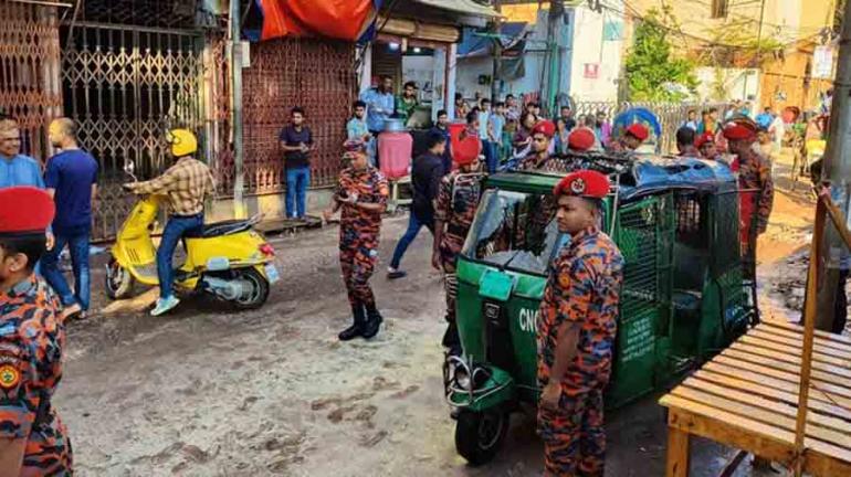 সিদ্দিকবাজারে ককটেল বিস্ফোরণে সিএনজিতে লাগা আগুন নির্বাপণ করেন ফায়ার সার্ভিসের সদস্যরা। ছবি : সংগৃহীত।