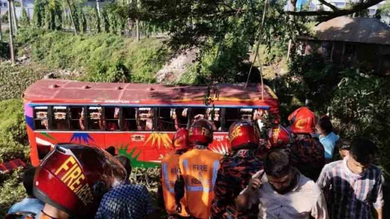 নিয়ন্ত্রণ হারিয়ে খাদে পড়ে যাওয়া বাসটি উদ্ধার করছে ফায়ার সার্ভিস। ছবি : সংগৃহীত।