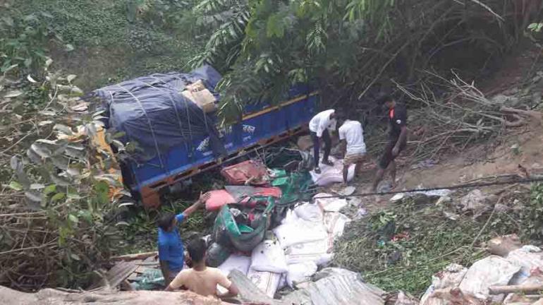 সংঘর্ষের পর মহাসড়কের পাশের খাদে পড়ে যায় ট্রাক-সিএনজি অটোরিকশাটি।