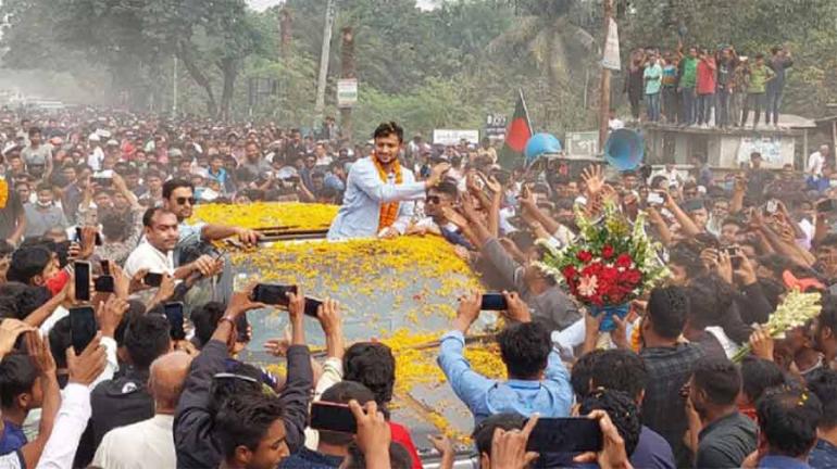 গড়াই সেতু এলাকায় গাড়ির বহর নিয়ে যাওয়া ‘আওয়ামী লীগ’-এর সাকিব আল হাসানকে অভ্যর্থনা জানানো হয়। ছবি: সংগৃহীত