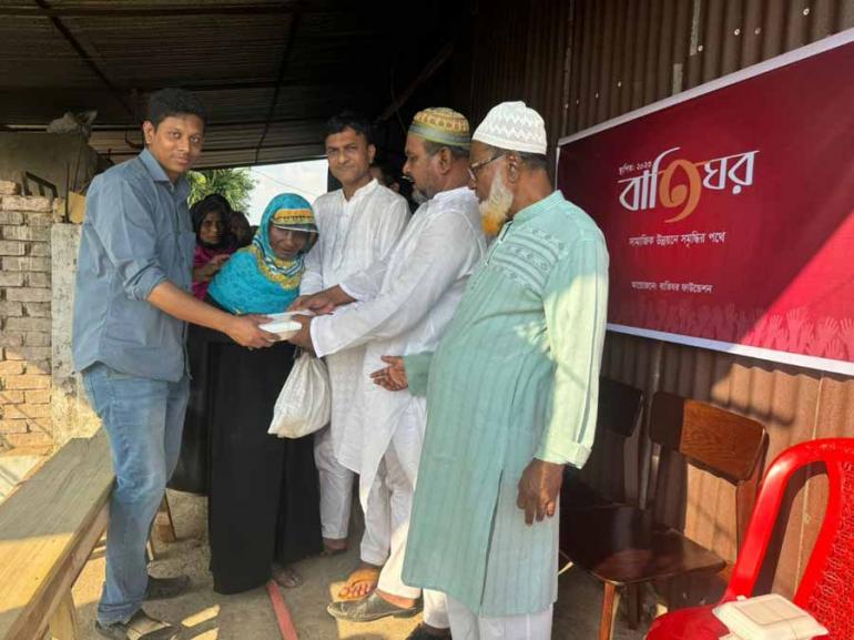 বাতিঘর ফাউন্ডেশনে’র উদ্যোগে সুবিধাবঞ্চিত ও পথচারীর মাঝে খাবার বিতরণ।