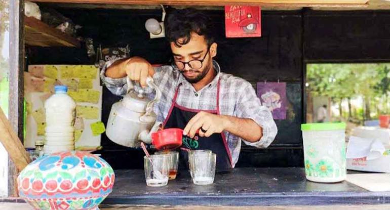 নড়াইল সরকারি ভিক্টোরিয়া কলেজের শিক্ষার্থী আলভী চায়ের দোকান