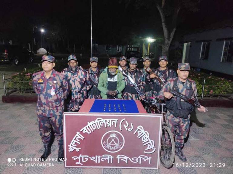 কোটি টাকার স্বর্ণেরবারসহ পাচারকারী আটক