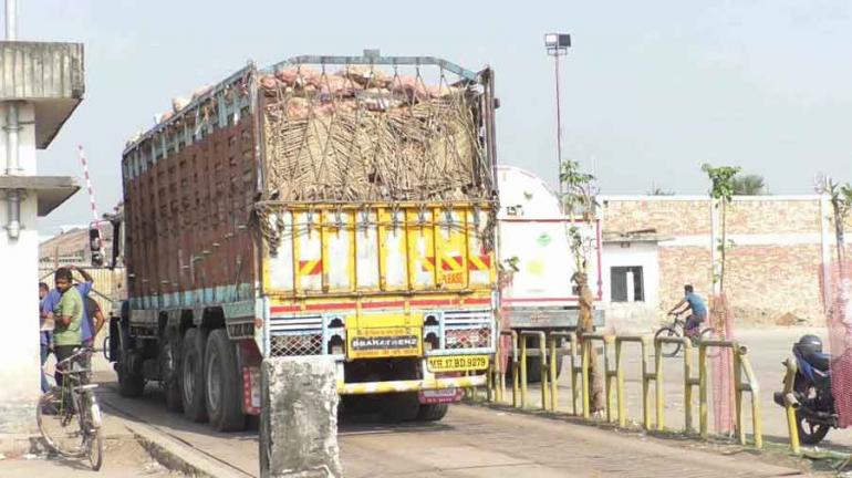 বেনাপোল বন্দর দিয়ে এবার আলু আমদানি।