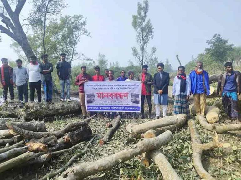 শ্যামনগর গাবুরায় গাছ কাটার প্রতিবাদে মানববন্ধন।