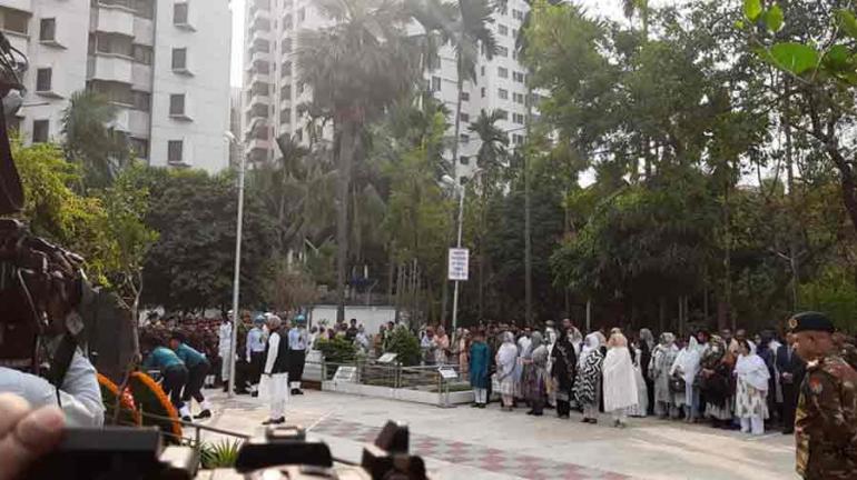 পিলখানা হত্যাকাণ্ডে শহীদদের প্রতি শ্রদ্ধা নিবেদন। ছবি : সংগৃহীত।