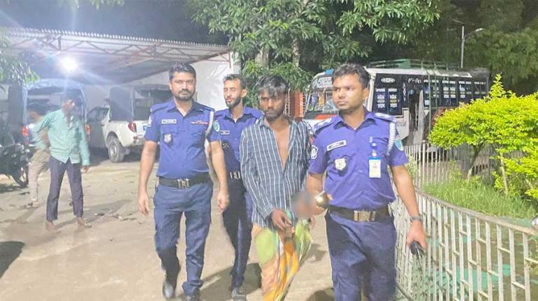 অভিযুক্তকে আটক করে পুলিশ।