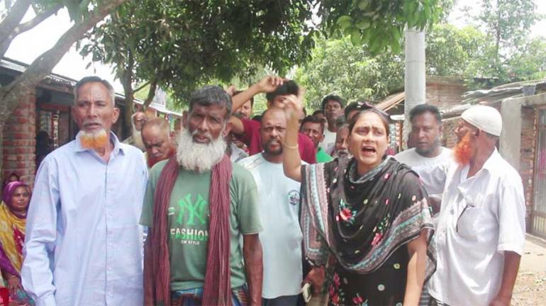 নওগাঁ সদর উপজেলার তিলকপুর ইউনিয়নে ভিজিডি কার্ডধারীদের মানববন্ধন।
